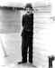 Charlot-bord_maison-regard_en_coin-nb_!!.jpg (31932 octets)