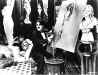 Charlot-peignant-statues-nb.jpg (59495 octets)